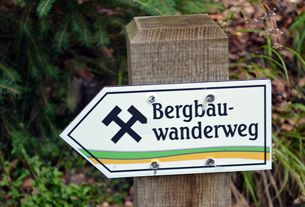 Schild zum Bergbauwanderweg