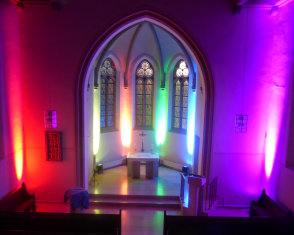 Innenaufnahmne des Chorraumes der Kirche mit Lichtinstadllation